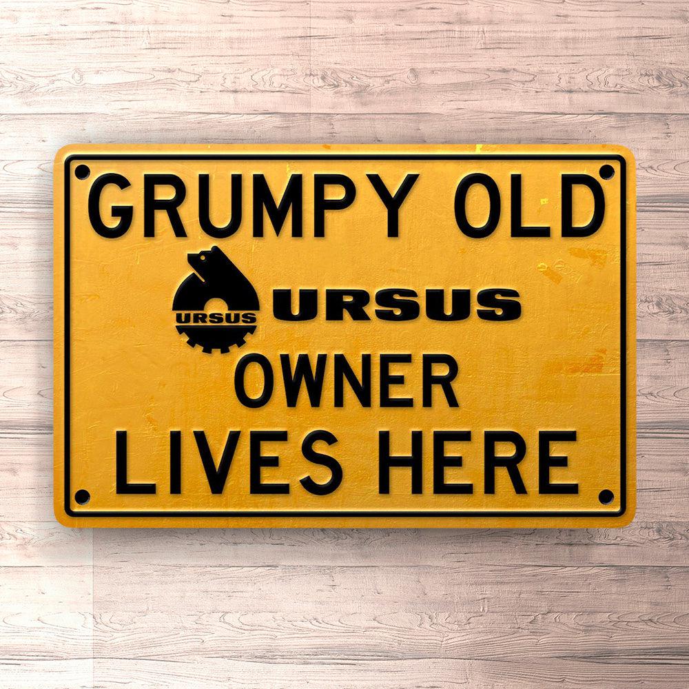 Ursus Grumpy Old Ursus Owner Lives Here Skilte, Musemåtte, Dørmåtte-Skilte-Ursus-Garage Culture Shop- garage - man cave - merchandise