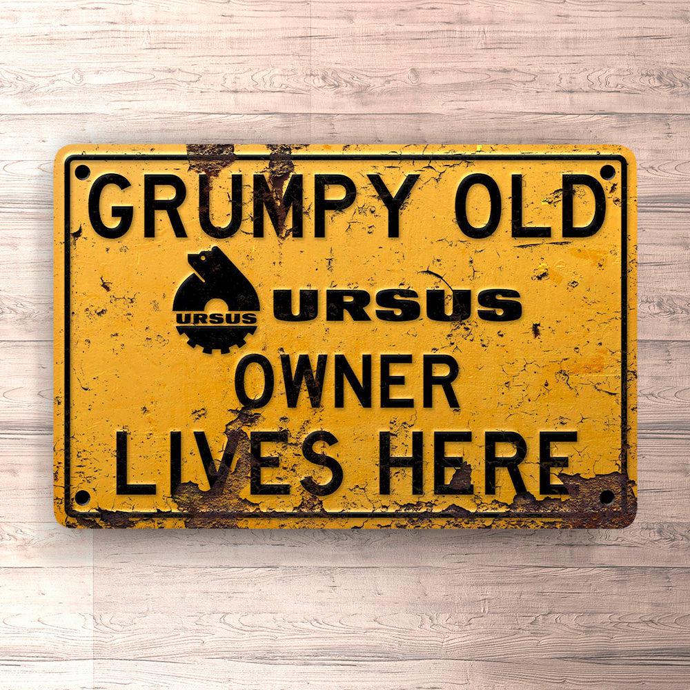 Ursus Grumpy Old Ursus Owner Lives Here Skilte, Musemåtte, Dørmåtte-Skilte-Ursus-Garage Culture Shop- garage - man cave - merchandise