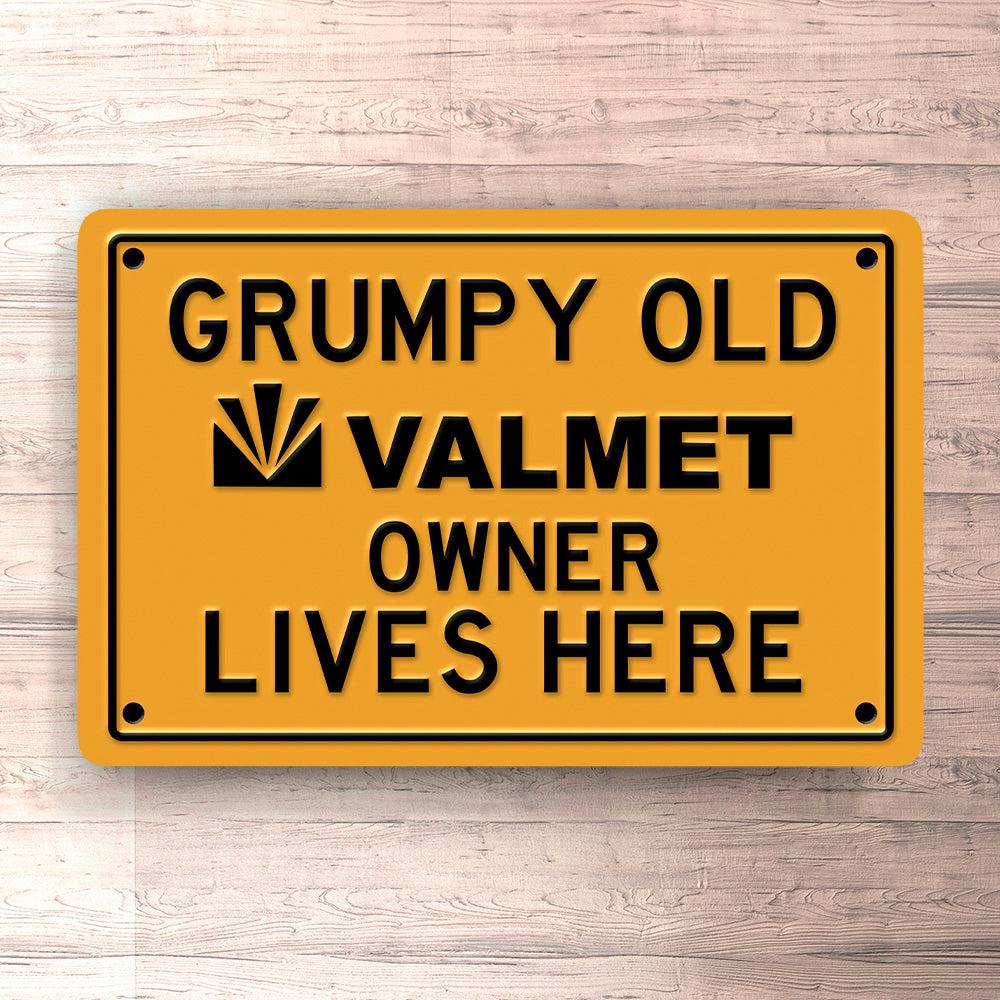 Valmet - Grumpy Old Valmet Owner Lives Here Nr 2 Skilte, Musemåtte, Dørmåtte-Skilte-Valmet-Garage Culture Shop- garage - man cave - merchandise