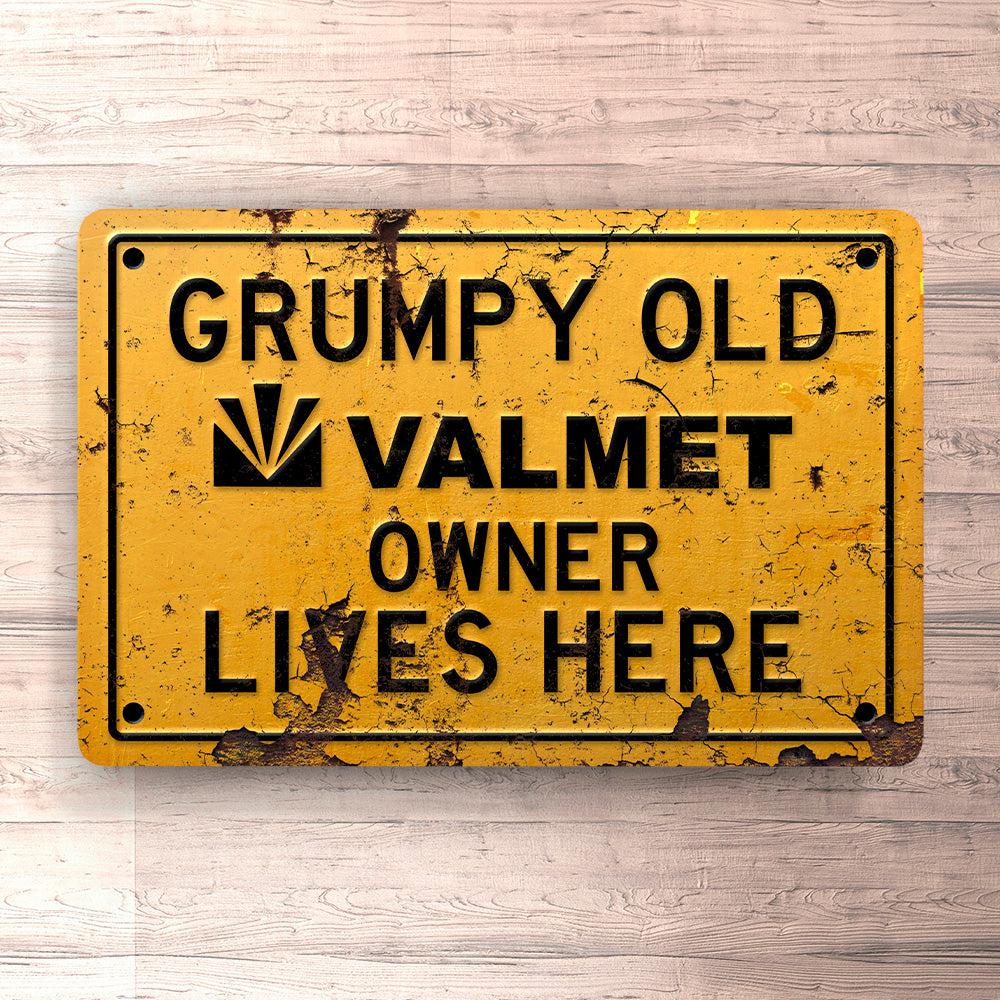Valmet - Grumpy Old Valmet Owner Lives Here Nr 2 Skilte, Musemåtte, Dørmåtte-Skilte-Valmet-Garage Culture Shop- garage - man cave - merchandise