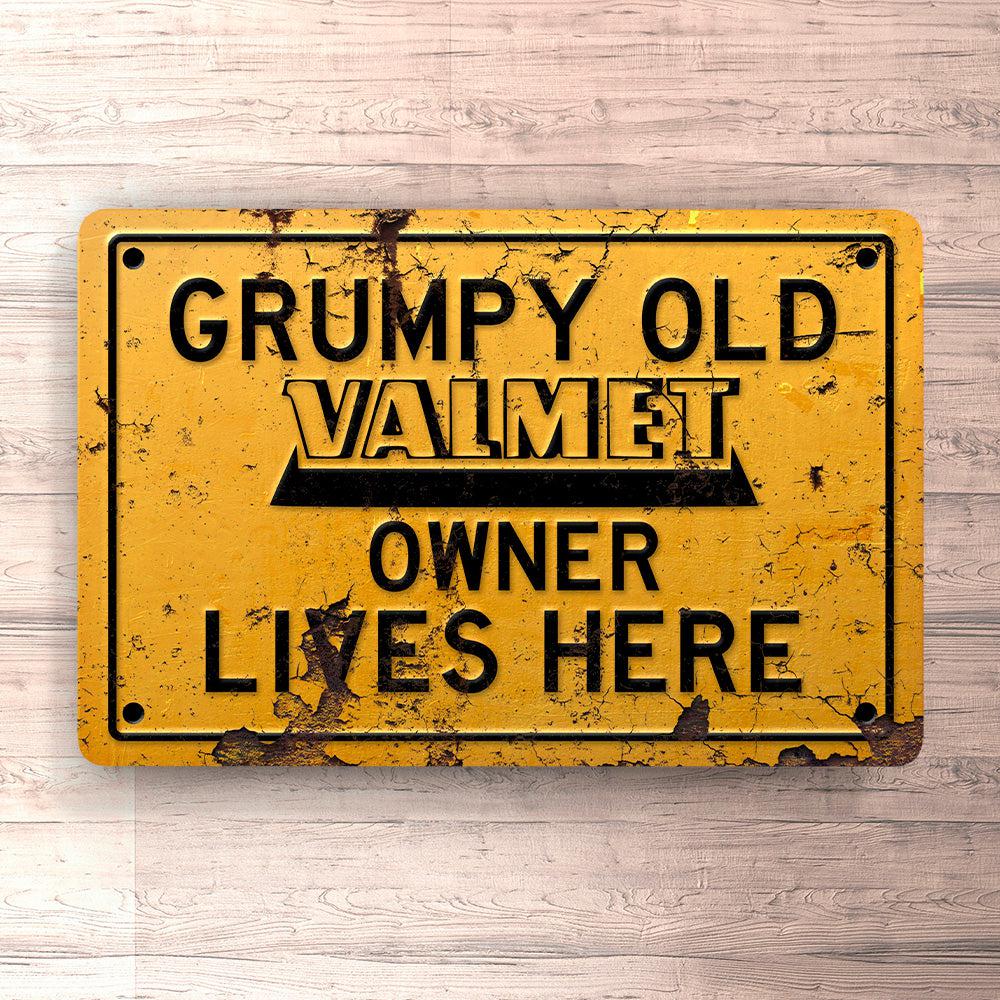 Valmet Grumpy Old Valmet Owner Lives Here Skilte, Musemåtte, Dørmåtte-Skilte-Valmet-Garage Culture Shop- garage - man cave - merchandise