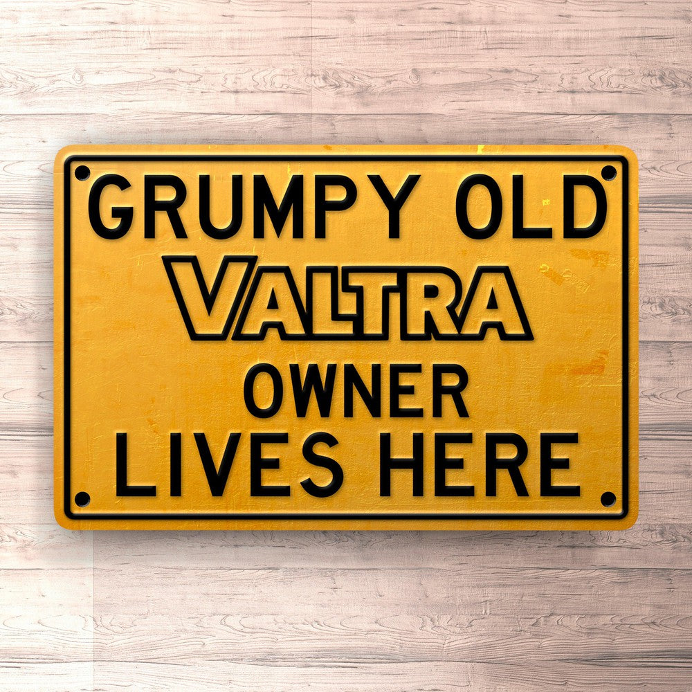Valtra Grumpy Old Valtra Owner Lives Here Skilte, Musemåtte, Dørmåtte , Plakat-Skilte-Valtra-Garage Culture Shop- garage - man cave - merchandise