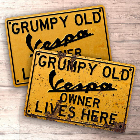Vespa Grumpy Old Vespa Owner Lives Here Skilte, Musemåtte, Dørmåtte , Plakat-Skilte-Vespa-Garage Culture Shop- garage - man cave - merchandise