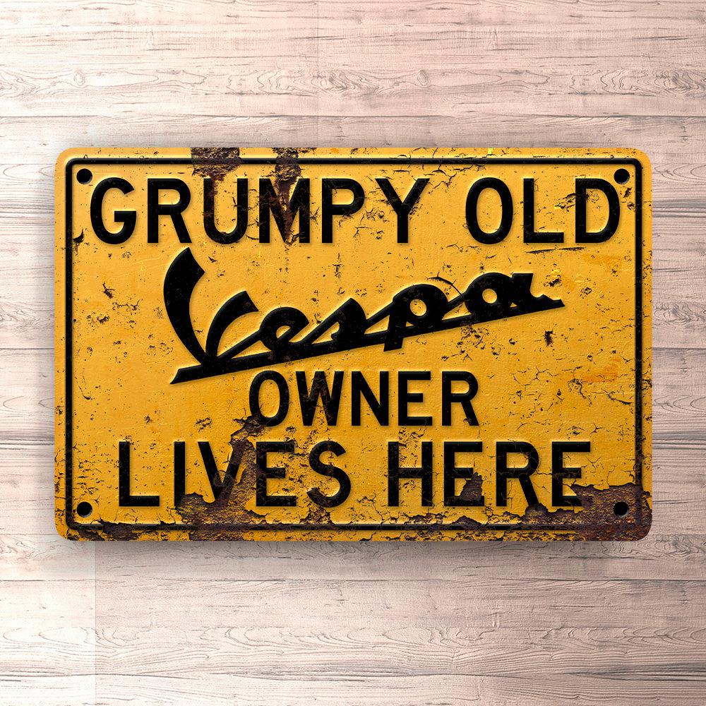 Vespa Grumpy Old Vespa Owner Lives Here Skilte, Musemåtte, Dørmåtte-Skilte-Vespa-Garage Culture Shop- garage - man cave - merchandise