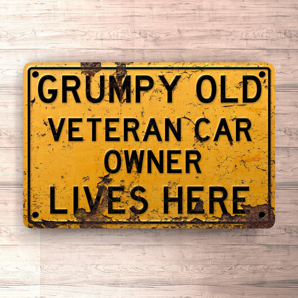 Veteran Car Grumpy Old Veteran Car Owner Lives Here Skilte, Musemåtte, Dørmåtte , Plakat-Skilte-Veteran-Garage Culture Shop- garage - man cave - merchandise
