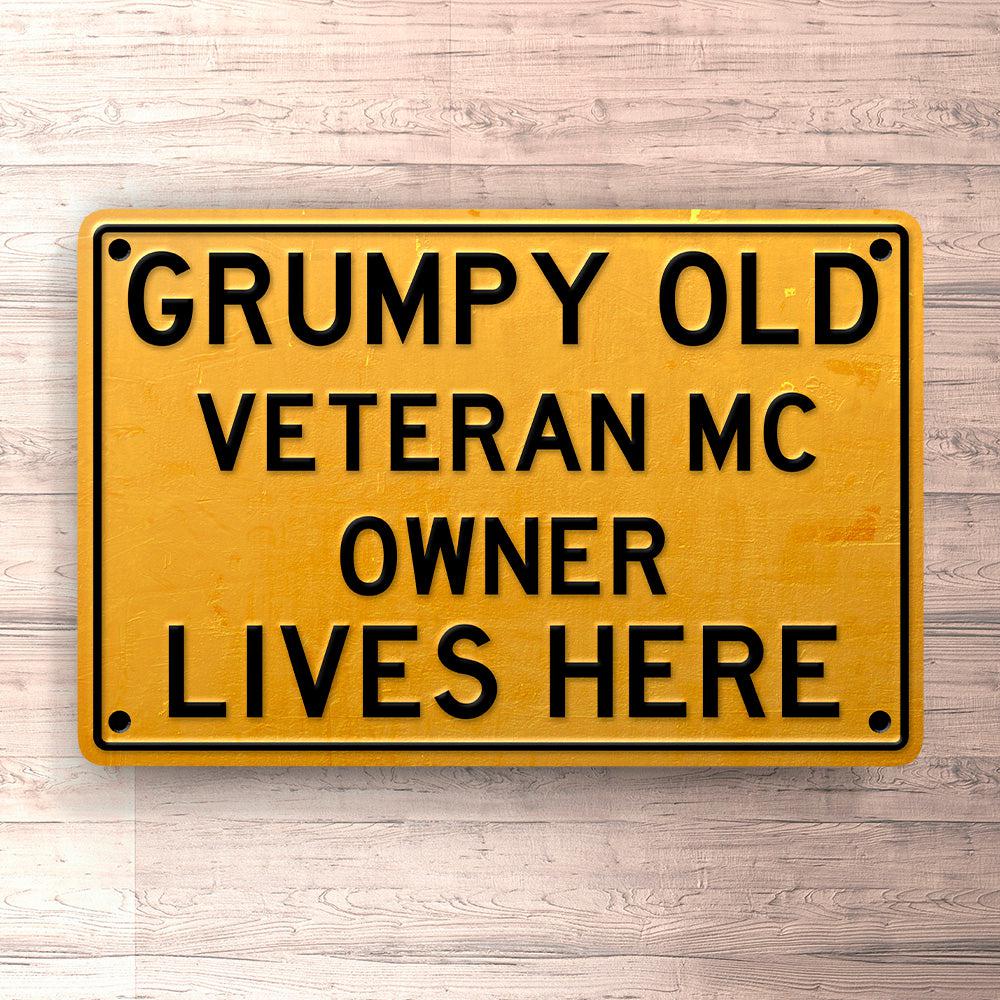 Veteran Mc Grumpy Old Veteran Mc Owner Lives Here Skilte, Musemåtte, Dørmåtte , Plakat-Skilte-Veteran-Garage Culture Shop- garage - man cave - merchandise