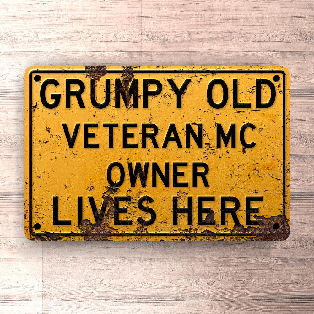 Veteran Mc Grumpy Old Veteran Mc Owner Lives Here Skilte, Musemåtte, Dørmåtte-Skilte-Veteran-Garage Culture Shop- garage - man cave - merchandise