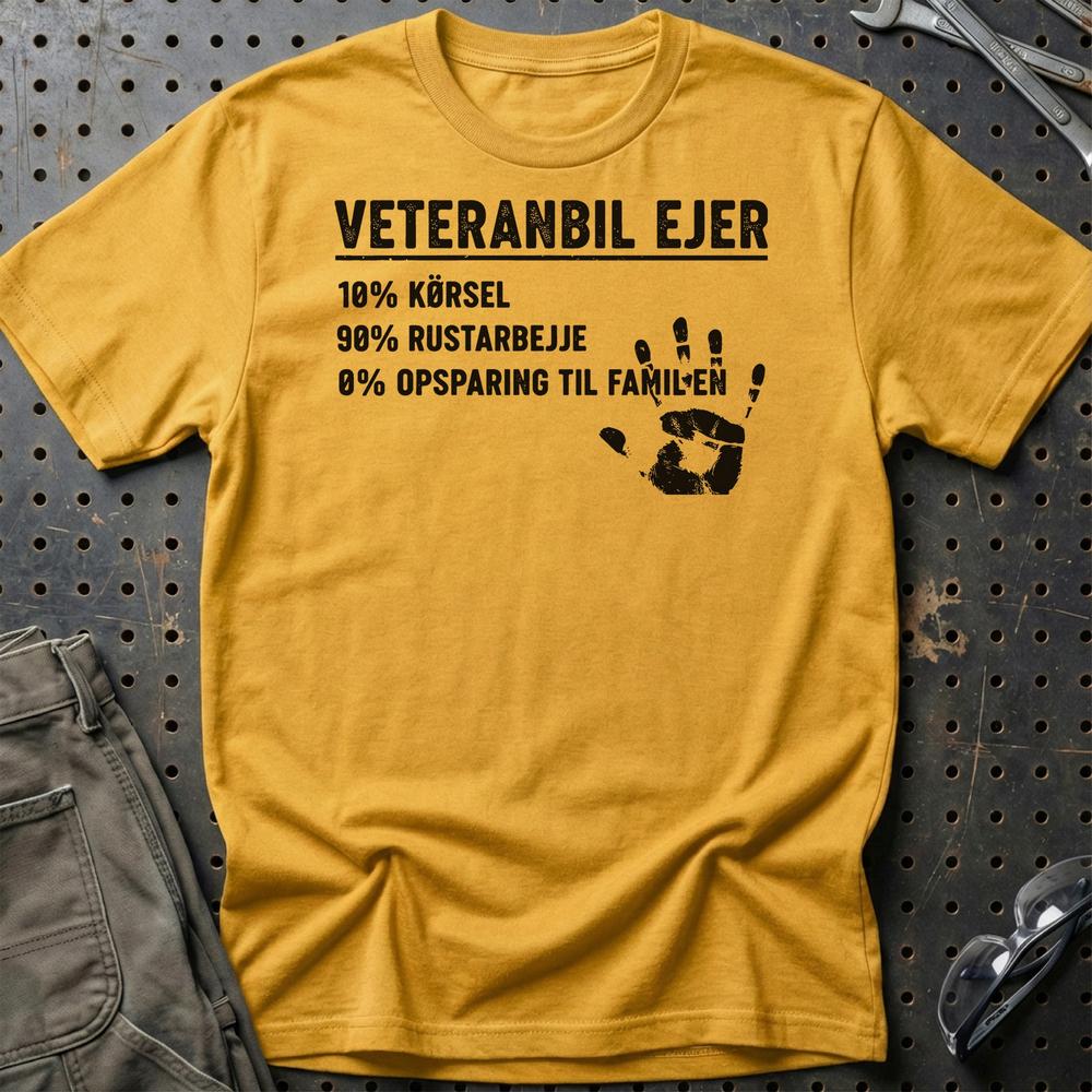 Veteranbil Ejer – 10% Kørsel, 90% Rustarbejde - Unisex T-Shirt , Bomuld-Beklædning-Garage Culture-Guld-S-Garage Culture Shop- garage - man cave - merchandise