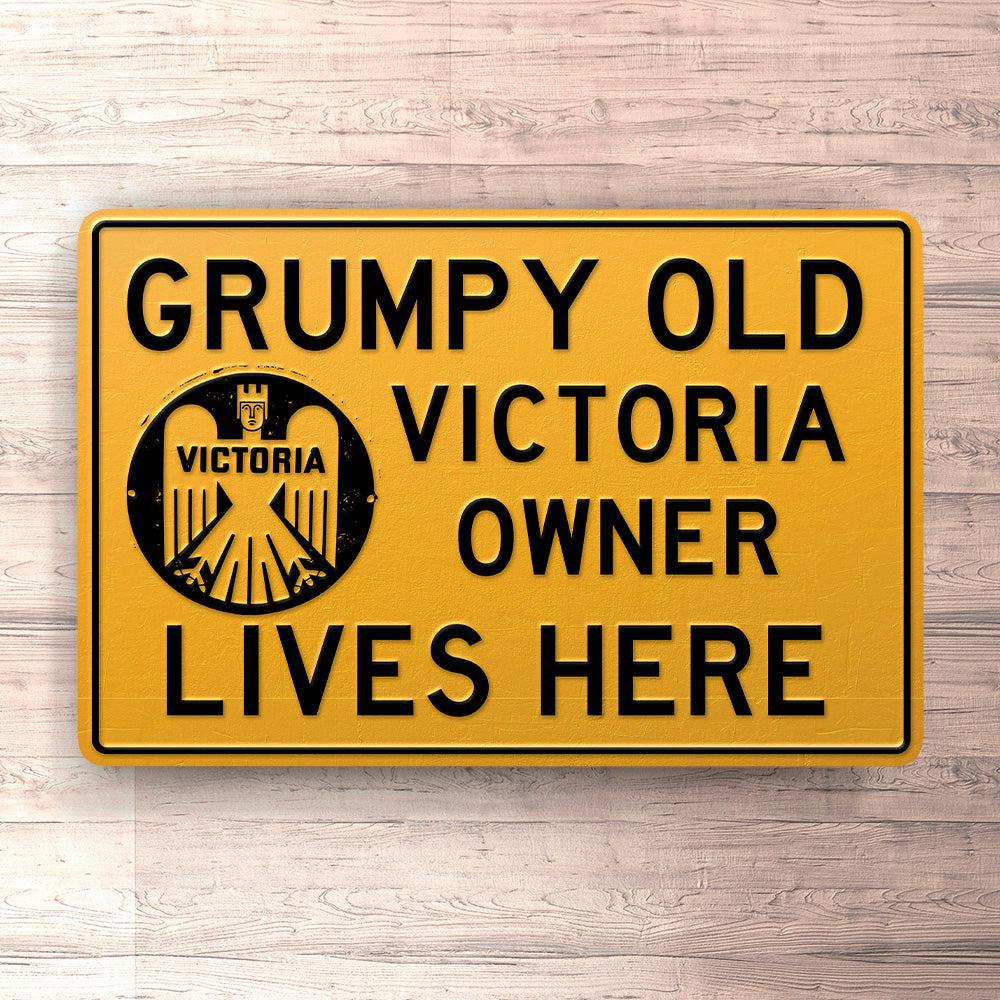 Victoria Grumpy Old Victoria Owner Lives Here Skilte, Musemåtte, Dørmåtte , Plakat-Skilte-Victoria-Garage Culture Shop- garage - man cave - merchandise
