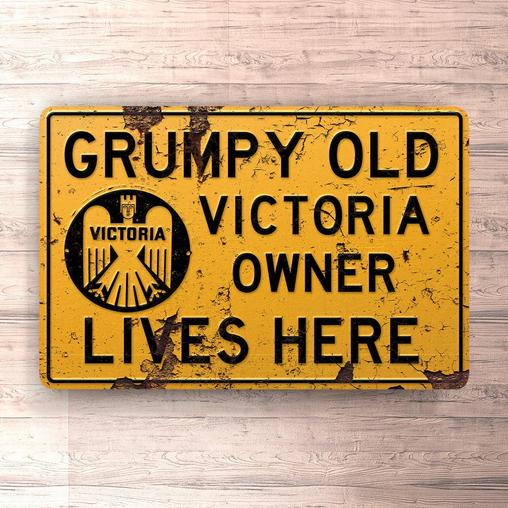 Victoria Grumpy Old Victoria Owner Lives Here Skilte, Musemåtte, Dørmåtte-Skilte-Victoria-Garage Culture Shop- garage - man cave - merchandise