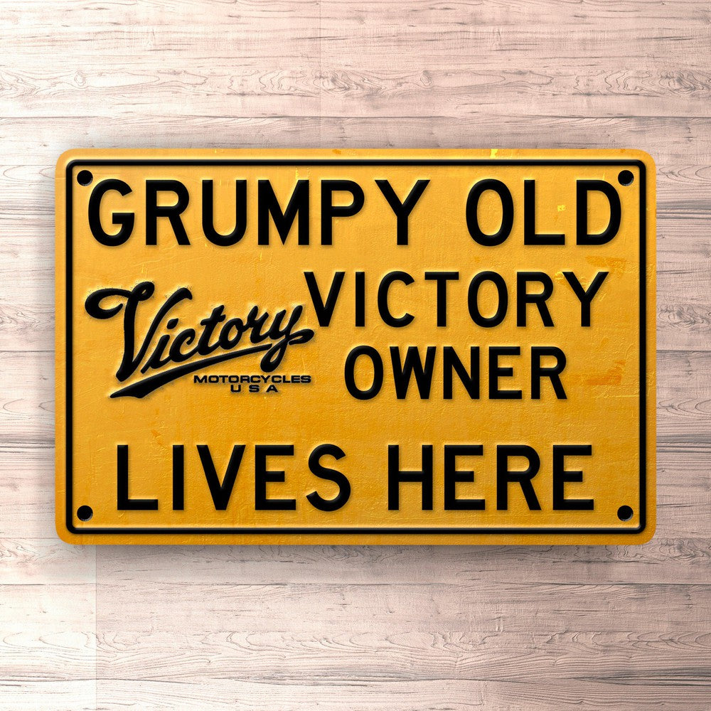 Victory Grumpy Old Victory Owner Lives Here Skilte, Musemåtte, Dørmåtte , Plakat-Skilte-Victory-Garage Culture Shop- garage - man cave - merchandise