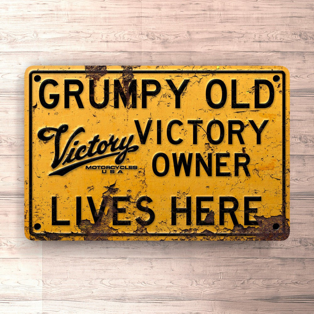 Victory Grumpy Old Victory Owner Lives Here Skilte, Musemåtte, Dørmåtte-Skilte-Victory-Garage Culture Shop- garage - man cave - merchandise