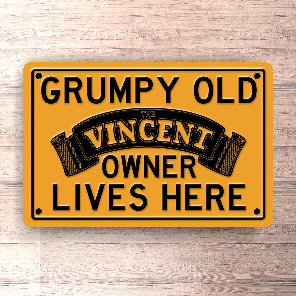 Vincent Grumpy Old Vincent Owner Lives Here Skilte, Musemåtte, Dørmåtte , Plakat-Skilte-Vincent-Garage Culture Shop- garage - man cave - merchandise