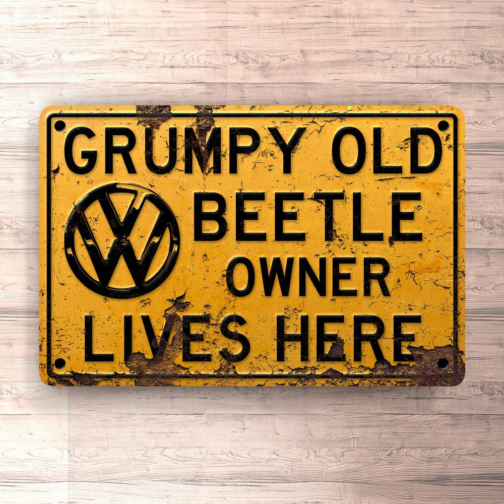 Volkswagen VW Beetle Grumpy Old VW Beetle Owner Lives Here Skilte, Musemåtte, Dørmåtte-Skilte-VW-Garage Culture Shop- garage - man cave - merchandise