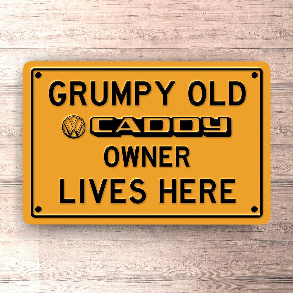 Volkswagen VW Caddy Grumpy Old VW Caddy Owner Lives Here Skilte, Musemåtte, Dørmåtte , Plakat-Skilte-VW-Garage Culture Shop- garage - man cave - merchandise
