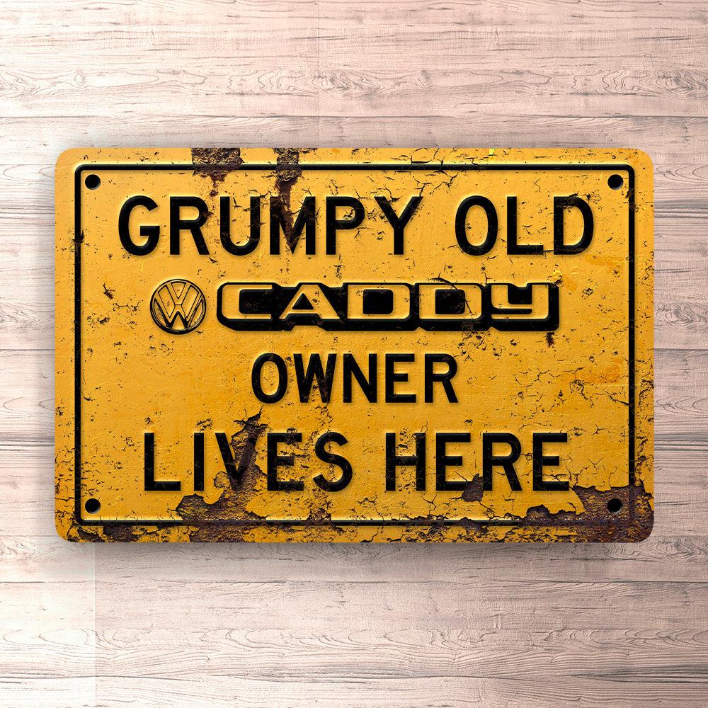 Volkswagen VW Caddy Grumpy Old VW Caddy Owner Lives Here Skilte, Musemåtte, Dørmåtte , Plakat-Skilte-VW-Garage Culture Shop- garage - man cave - merchandise