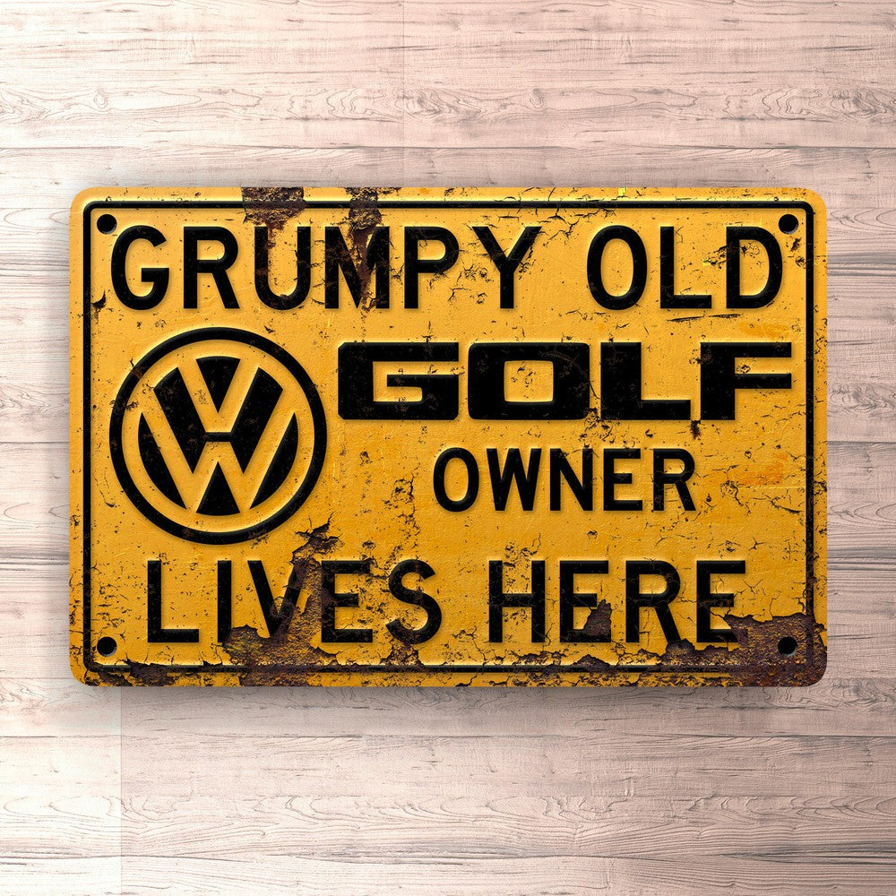 Volkswagen VW Golf Grumpy Old VW Golf Owner Lives Here Skilte, Musemåtte, Dørmåtte-Skilte-VW-Garage Culture Shop- garage - man cave - merchandise