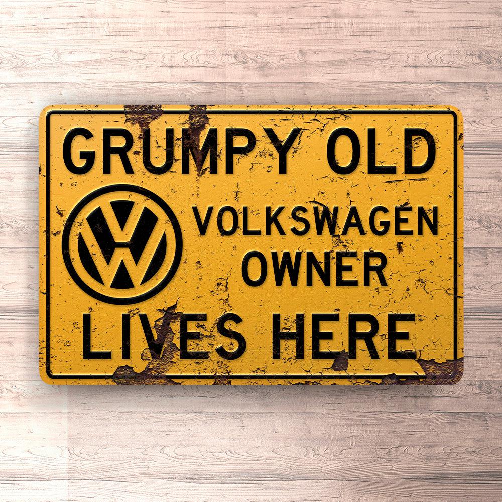 Volkswagen VW Grumpy Old VW Owner Lives Here Skilte, Musemåtte, Dørmåtte-Skilte-VW-Garage Culture Shop- garage - man cave - merchandise