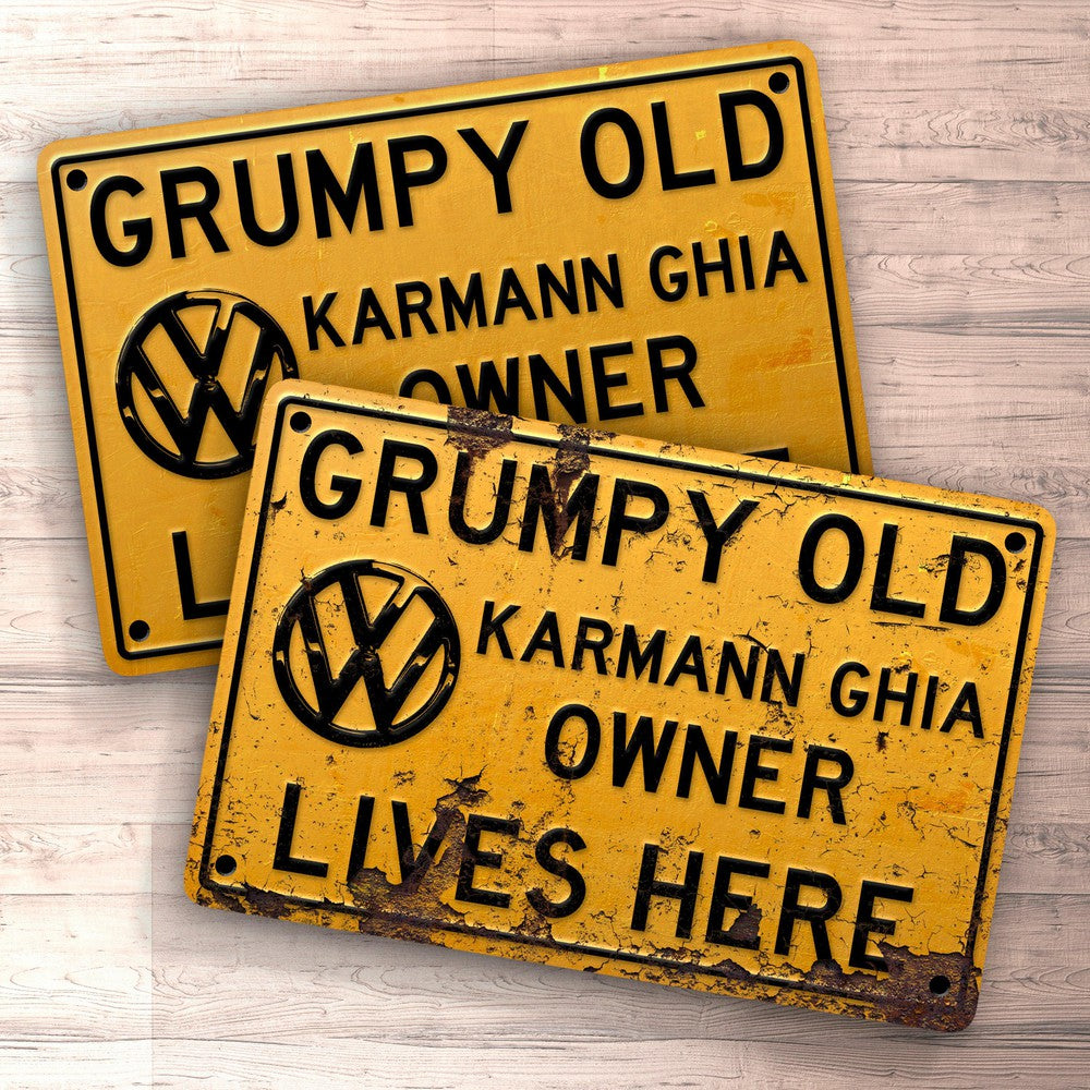 Volkswagen VW Karmann Ghia Grumpy Old VW Karmann Ghia Owner Lives Here Skilte, Musemåtte, Dørmåtte , Plakat-Skilte-VW-Garage Culture Shop- garage - man cave - merchandise
