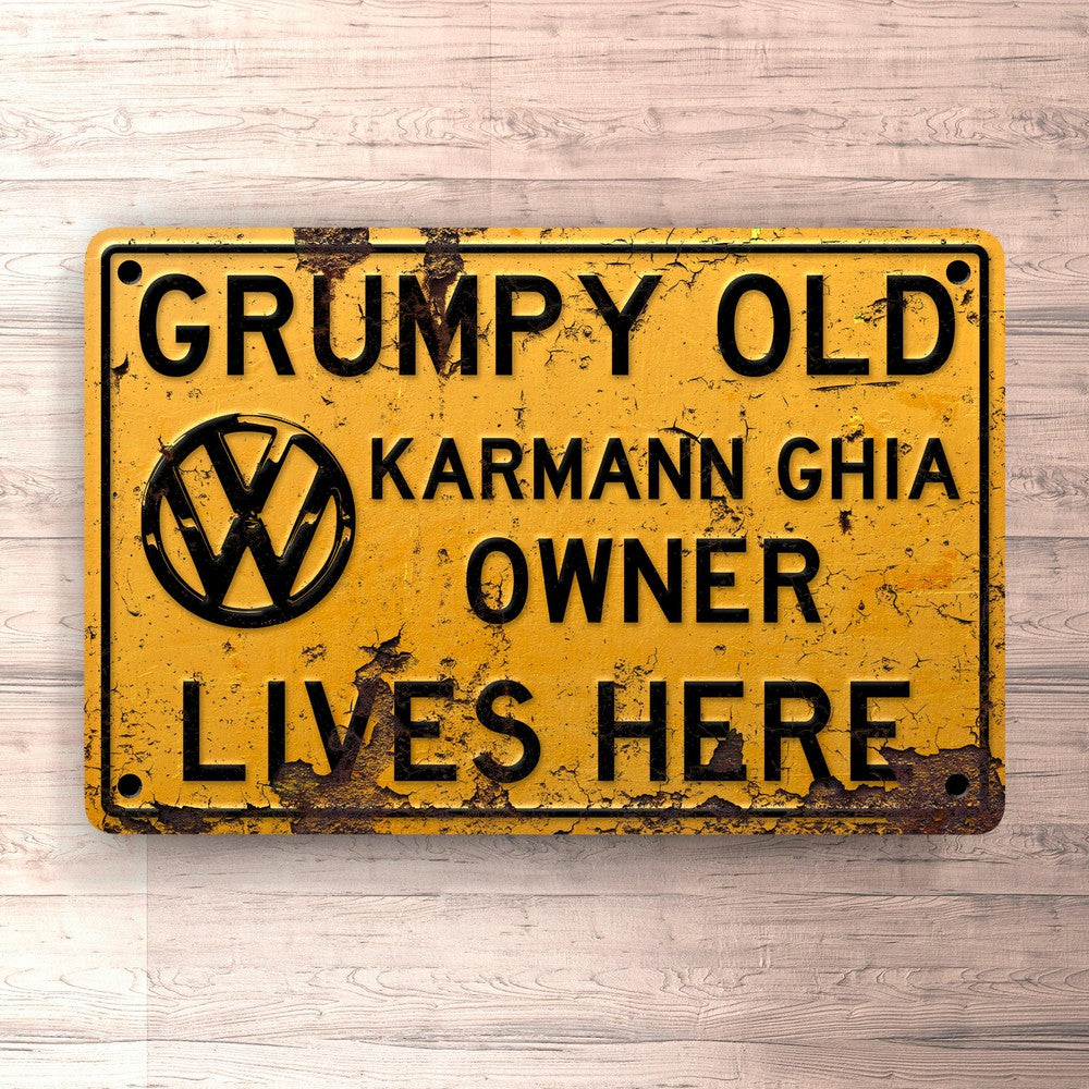 Volkswagen VW Karmann Ghia Grumpy Old VW Karmann Ghia Owner Lives Here Skilte, Musemåtte, Dørmåtte-Skilte-VW-Garage Culture Shop- garage - man cave - merchandise