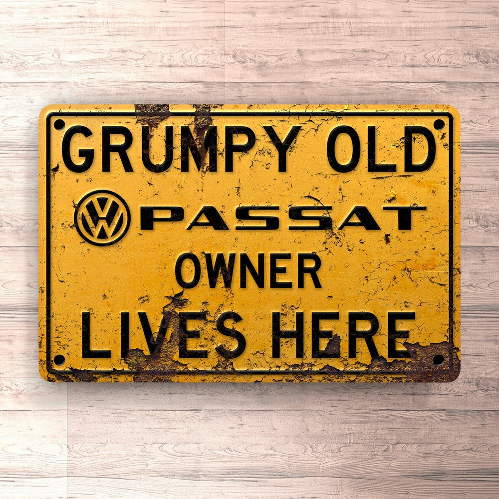 Volkswagen VW Passat Grumpy Old VW Passat Owner Lives Here Skilte, Musemåtte, Dørmåtte-Skilte-VW-Garage Culture Shop- garage - man cave - merchandise