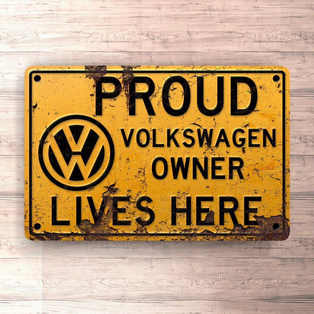 Volkswagen VW Proud VW Owner Lives Here Skilte, Musemåtte, Dørmåtte-Skilte-VW-Garage Culture Shop- garage - man cave - merchandise