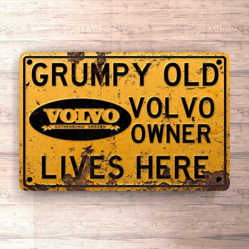 Volvo Grumpy Old Volvo (1927 Logo) Owner Lives Here Skilte, Musemåtte, Dørmåtte-Skilte-Volvo-Garage Culture Shop- garage - man cave - merchandise