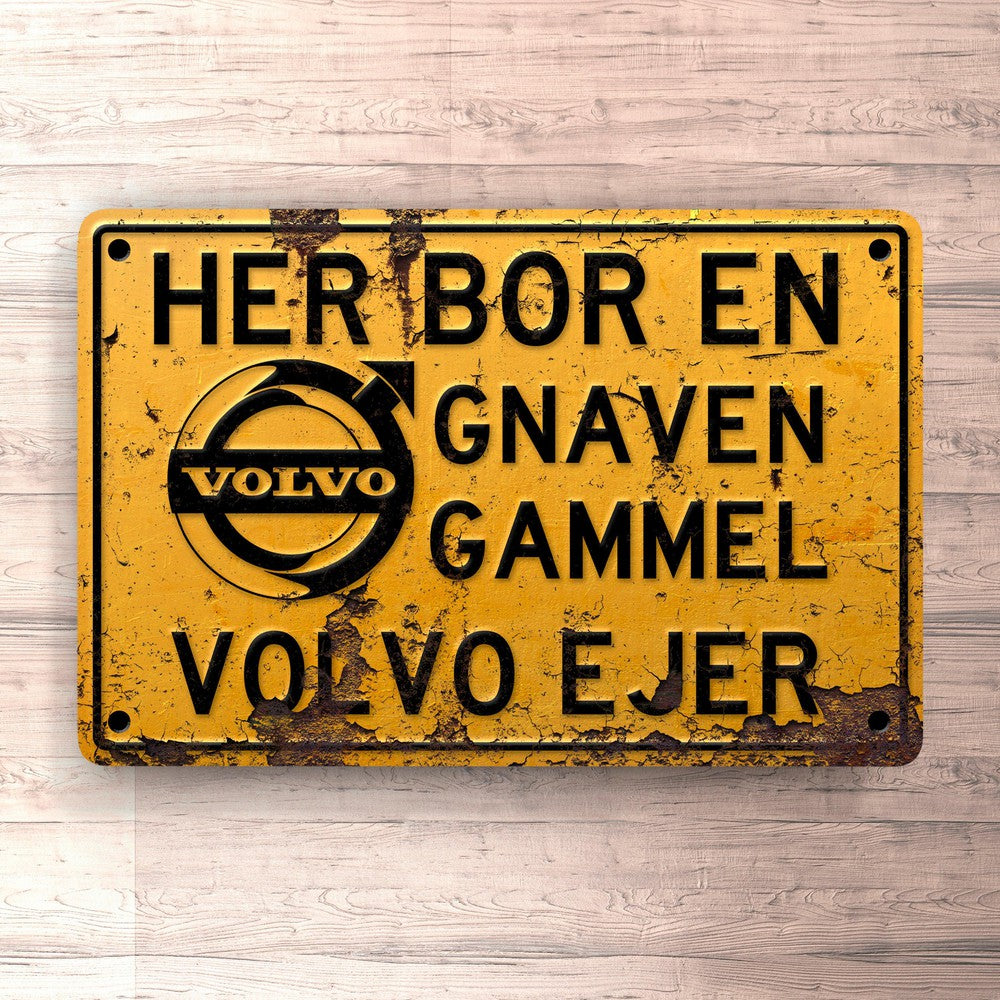 Volvo Her Bor En Gnaven Gammel Volvo Ejer Skilte, Musemåtte, Dørmåtte-Skilte-Volvo-Garage Culture Shop- garage - man cave - merchandise