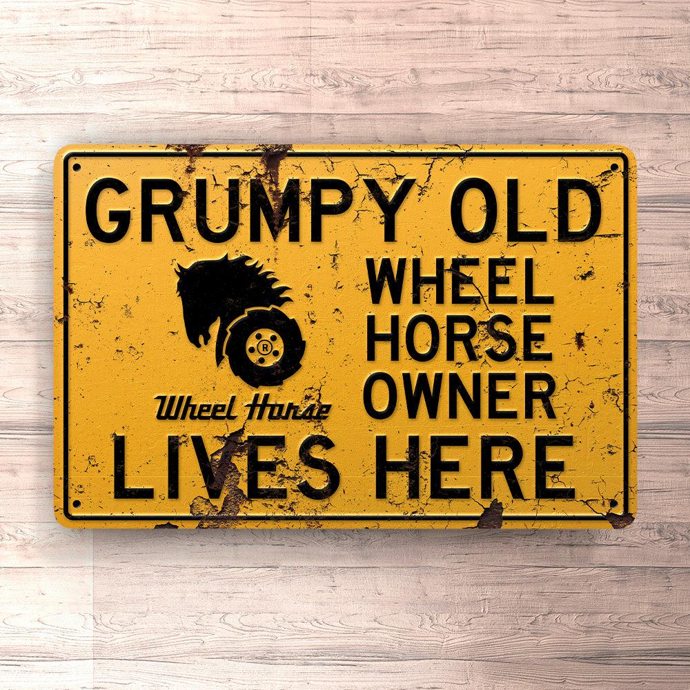 Wheel Horse Grumpy Old Wheel Horse Owner Lives Here Skilte, Musemåtte, Dørmåtte-Skilte-Wheel Horse-Garage Culture Shop- garage - man cave - merchandise