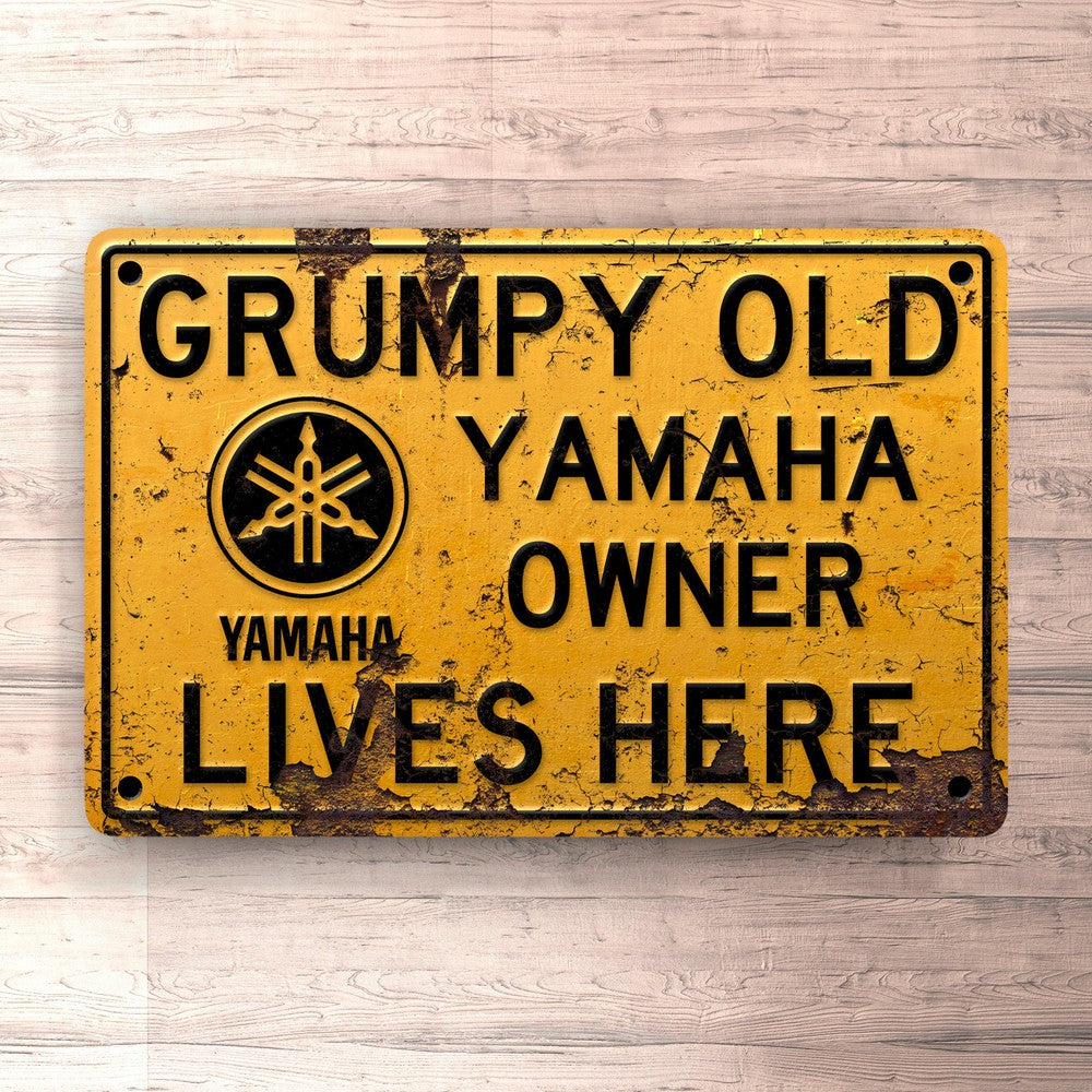 Yamaha Grumpy Old Yamaha Owner Lives Here Skilte, Musemåtte, Dørmåtte-Skilte-Yamaha-Garage Culture Shop- garage - man cave - merchandise