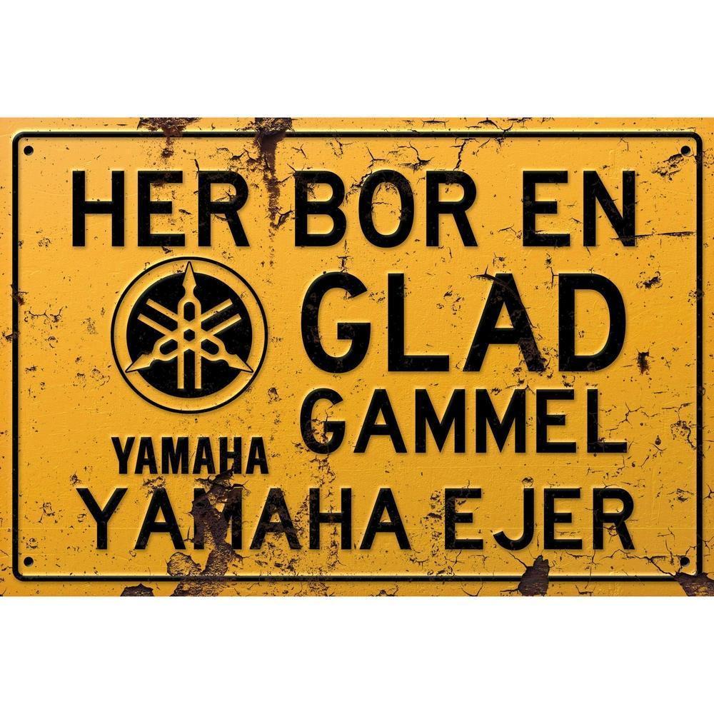 Yamaha Her Bor En Glad Gammel Yamaha Ejer Skilte, Musemåtte, Dørmåtte-Skilte-Yamaha-Garage Culture Shop- garage - man cave - merchandise