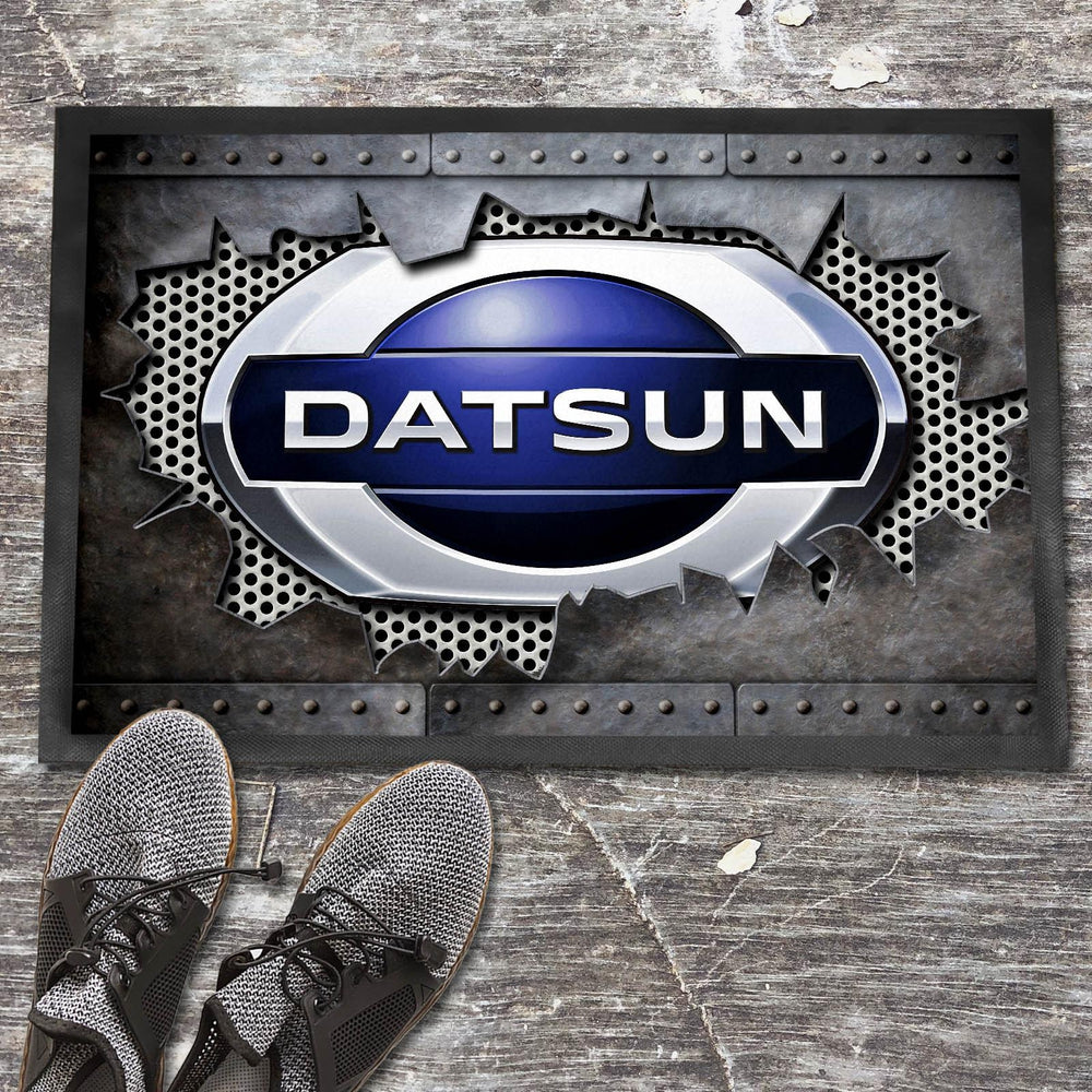 Datsun Metal Ripped Dørmåtte-Dørmåtte-Datsun-Garage Culture Shop- garage - man cave - merchandise