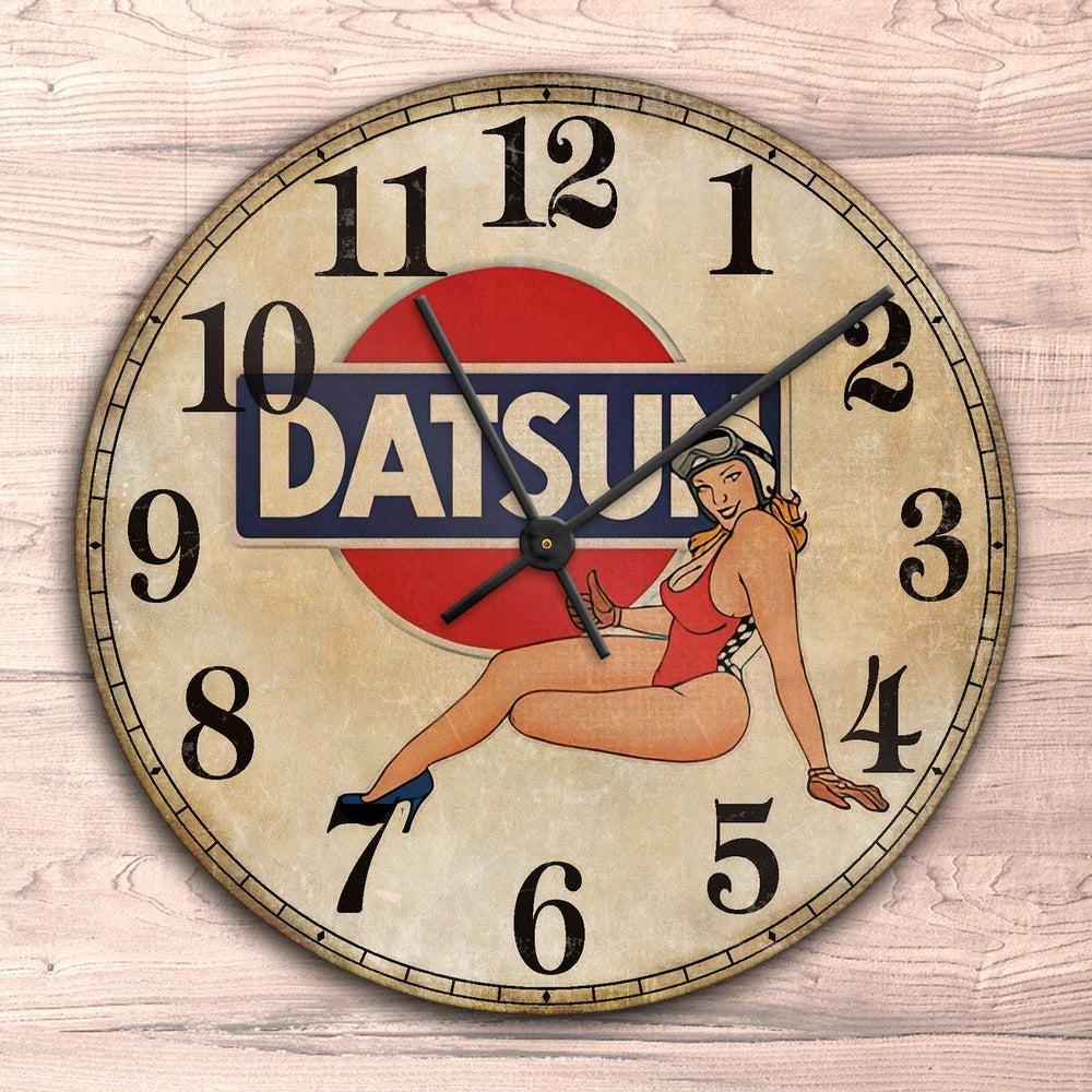 Datsun Pin-Up Vintage Vægur Rundt-Clock-Datsun-Garage Culture Shop- garage - man cave - merchandise