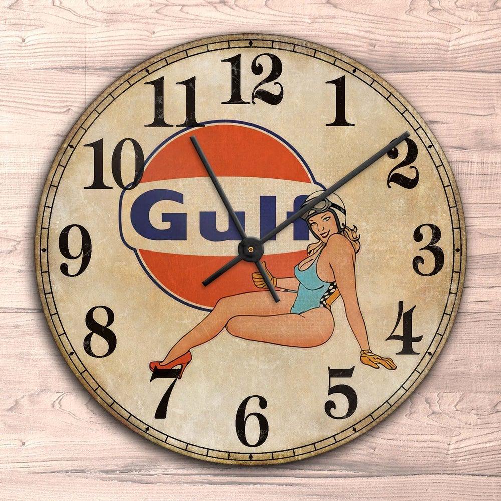 Gulf Pin-Up Vintage Vægur Rundt-Clock-Motoroil-Garage Culture Shop- garage - man cave - merchandise