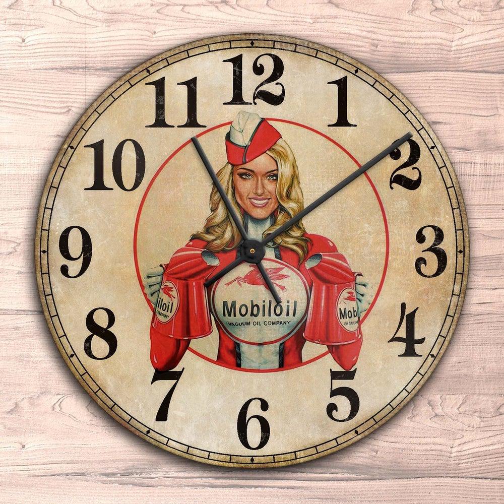 Mobiloil Pin-Up Vintage Vægur Rundt-Clock-Motoroil-Garage Culture Shop- garage - man cave - merchandise