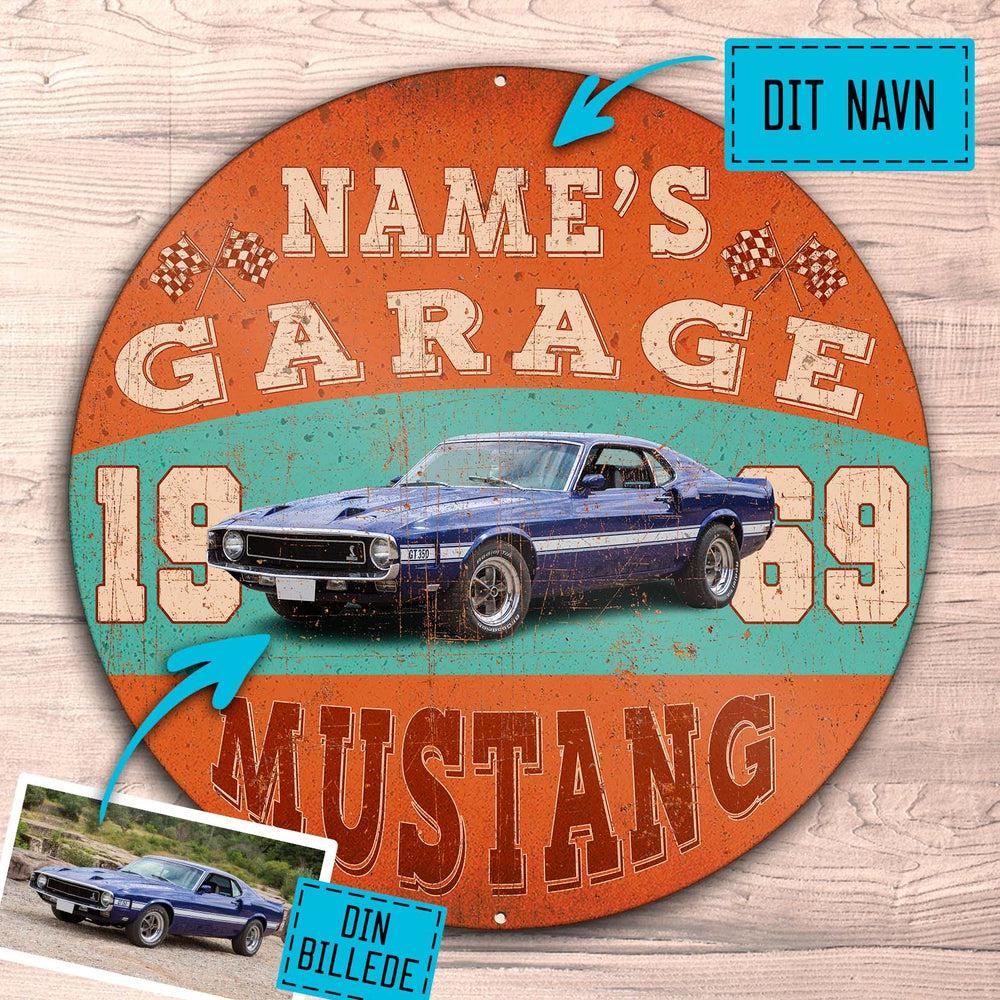 Personlig - Your Name's Garage - Din Bil/Mc Garage Runde Skilte , Musemåtte Rundt , Kop Underlag, Underlagssæt-Runde Skilte-Garage Culture-Garage Culture Shop- garage - man cave - merchandise