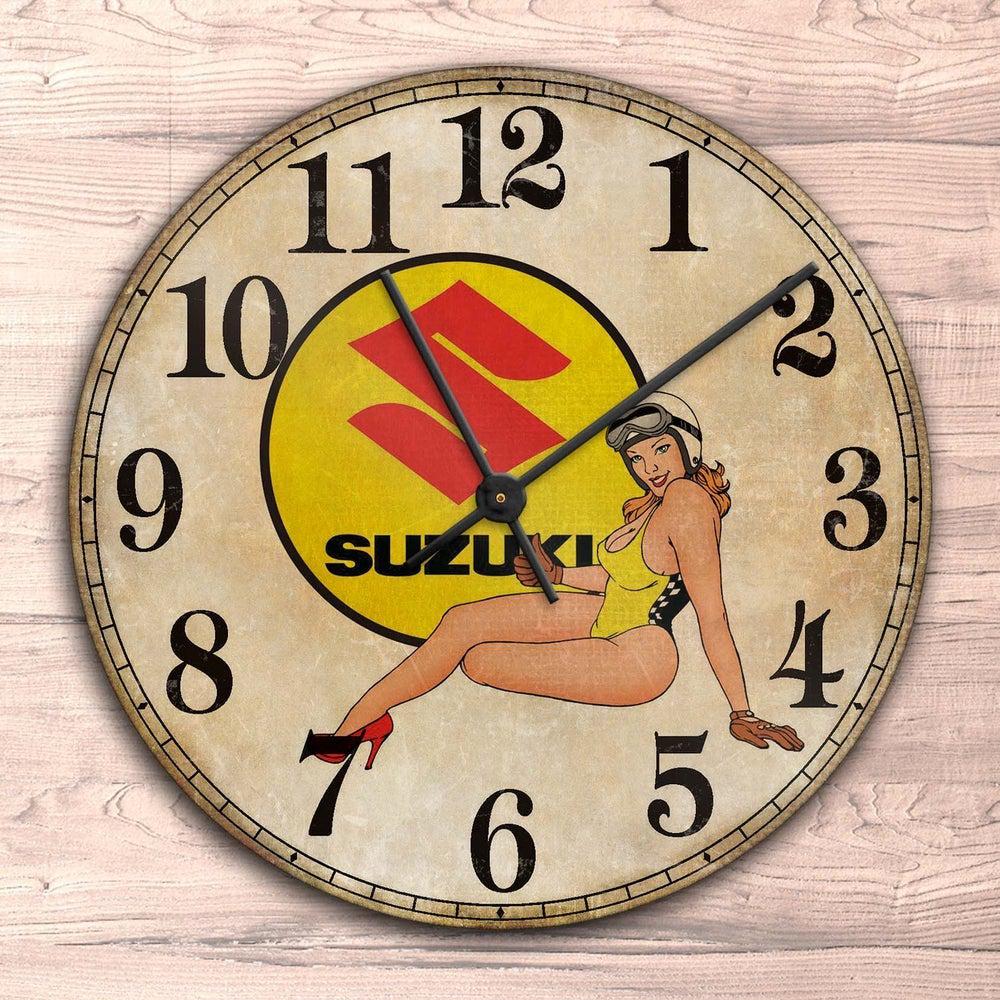 Suzuki Pin-Up Vintage Vægur Rundt-Clock-Suzuki-Garage Culture Shop- garage - man cave - merchandise