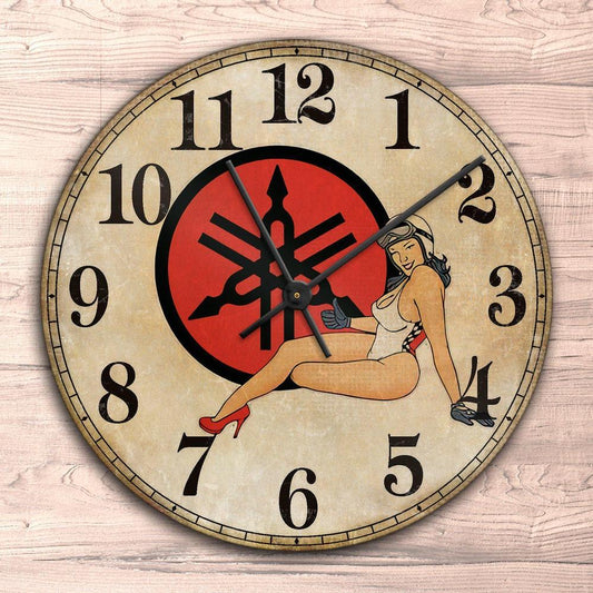 Yamaha Pin-Up Vintage Vægur Rundt-Clock-Yamaha-Garage Culture Shop- garage - man cave - merchandise