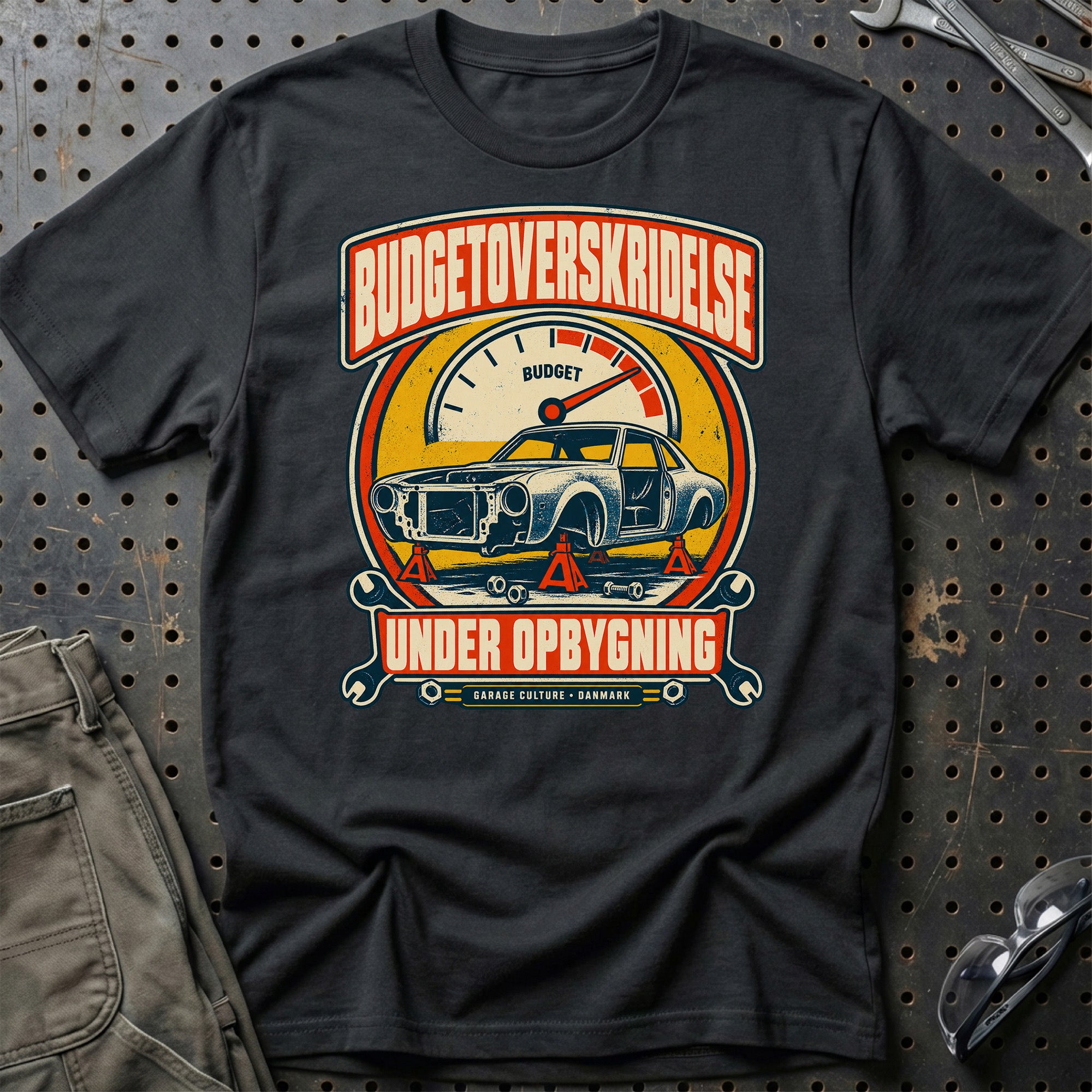 Budgetoverskridelse Under Opbygning T-Shirt