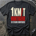 1 km/t Hurtigere – Er Stadig Hurtigere T-Shirt – Sort