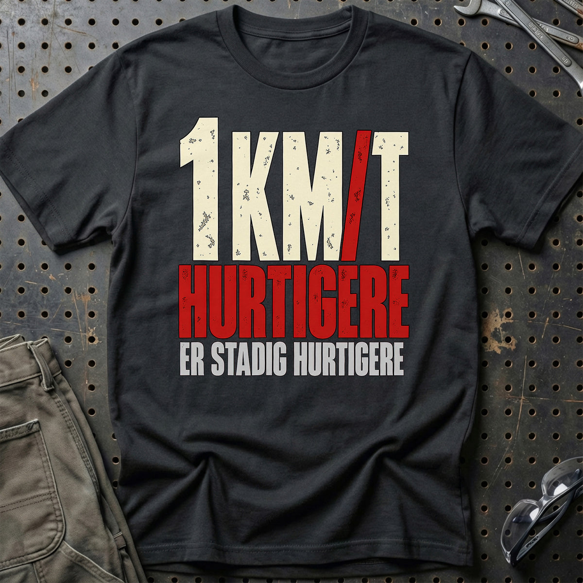 1 km/t Hurtigere – Er Stadig Hurtigere T-Shirt – Sort