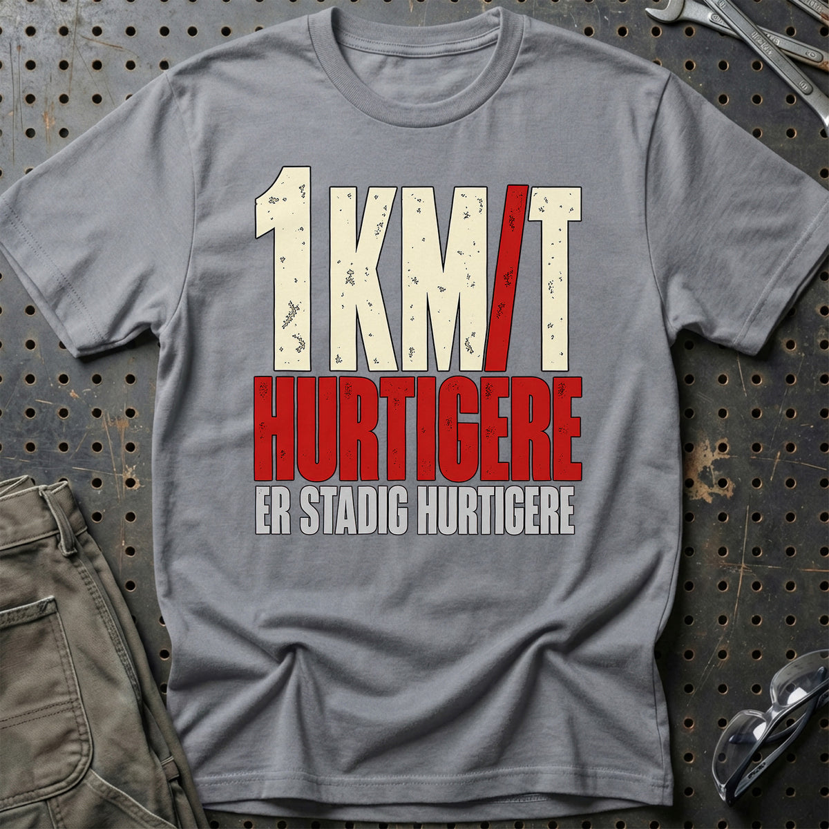
Produktbillede af 1 km/t Hurtigere – Er Stadig Hurtigere T-Shirt