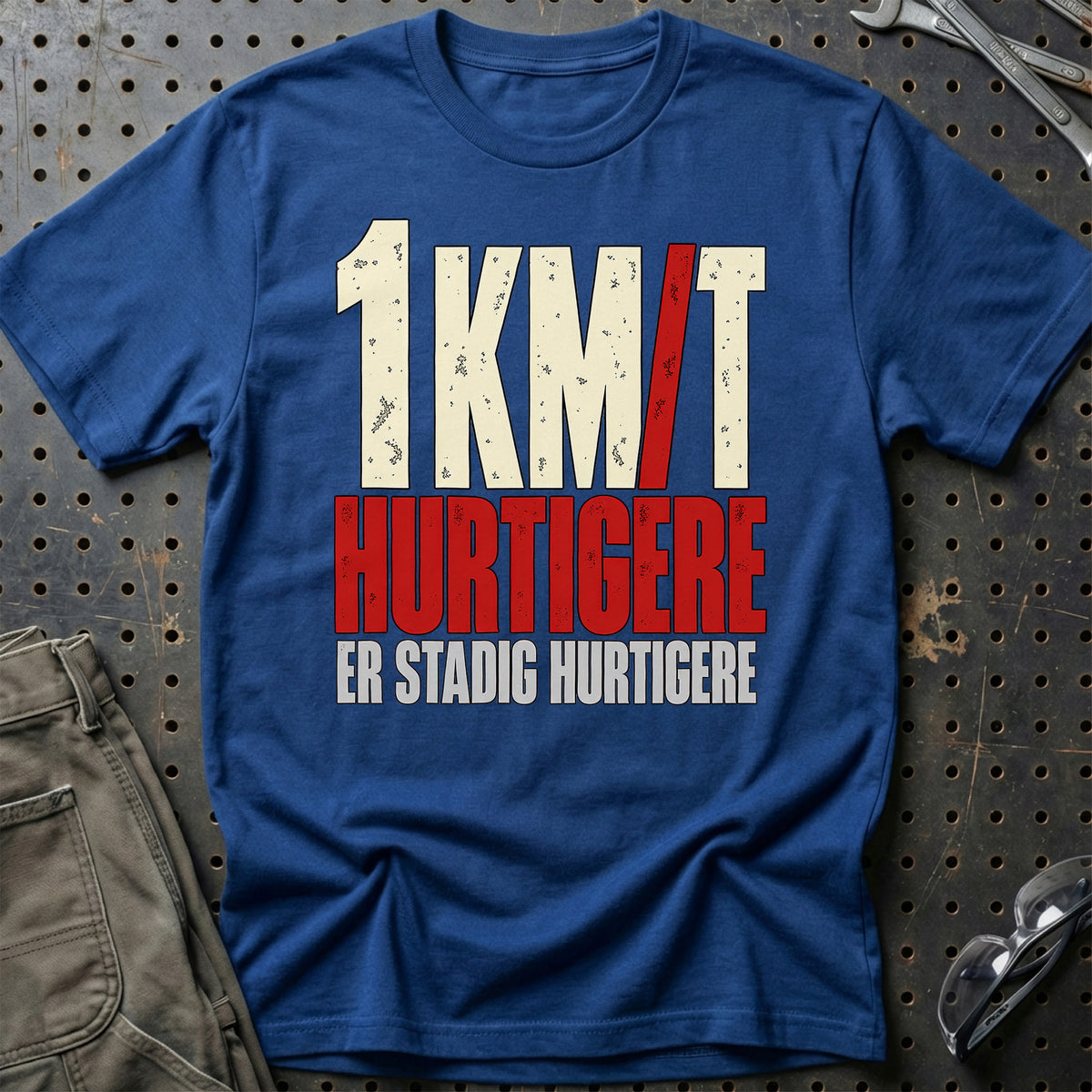 
Produktbillede af 1 km/t Hurtigere – Er Stadig Hurtigere T-Shirt