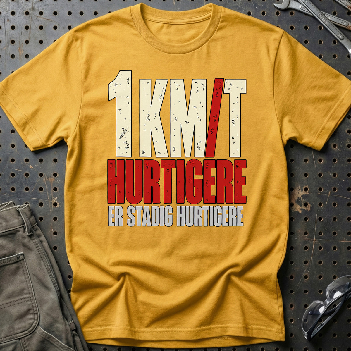 
Produktbillede af 1 km/t Hurtigere – Er Stadig Hurtigere T-Shirt