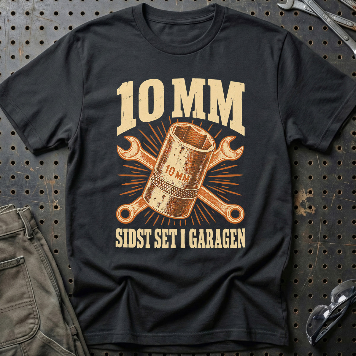 10 MM – Sidst set i garagen T-Shirt-Beklædning-Garage Culture-Sort-S-Garage Culture Shop- garage - man cave - merchandise