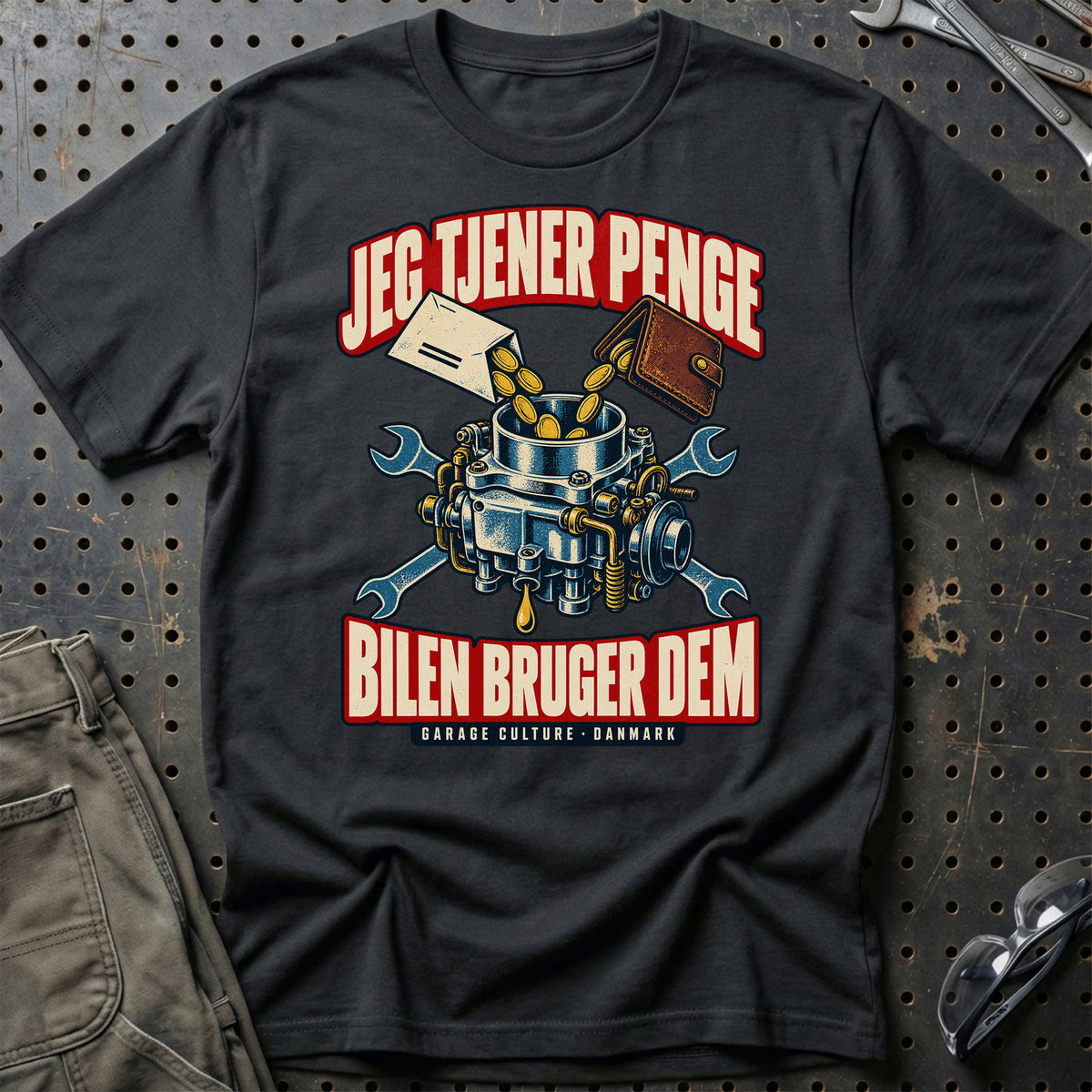 Jeg Tjener Penge – Bilen Bruger Dem T-Shirt