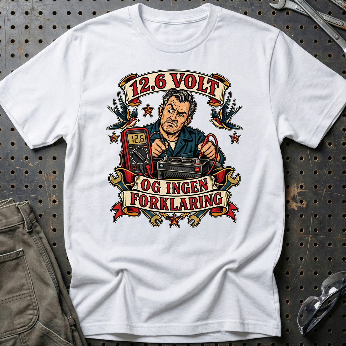 
12,6 volt – Og ingen forklaring – Unisex T-Shirt – Hvid