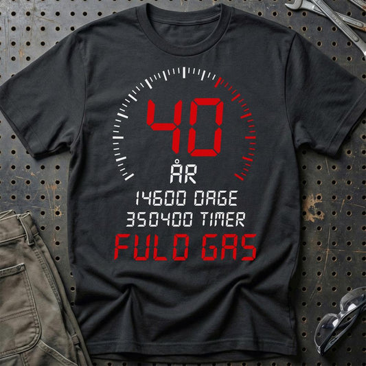 40 År Fuld Gas T-shirt – Sjov 40-års Fødselsdagsgave til Bilfan - Unisex T-Shirt , Bomuld-Beklædning-Garage Culture-Sort-S-Garage Culture Shop- garage - man cave - merchandise