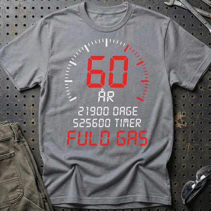 60 År Fuld Gas T-shirt – Sjov 60-års Fødselsdagsgave til Bilfan - Unisex T-Shirt , Bomuld-Beklædning-Garage Culture-Grå Sport-S-Garage Culture Shop- garage - man cave - merchandise