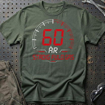 60 År Fuld Gas T-shirt – Sjov 60-års Fødselsdagsgave til Bilfan - Unisex T-Shirt , Bomuld-Beklædning-Garage Culture-Grøn Militær-S-Garage Culture Shop- garage - man cave - merchandise
